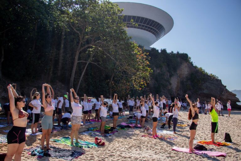 primeiro-“yoga-na-praia”-do-ano-sera-realizado-neste-domingo,-dia-4-de-janeiro-em-novo-horario