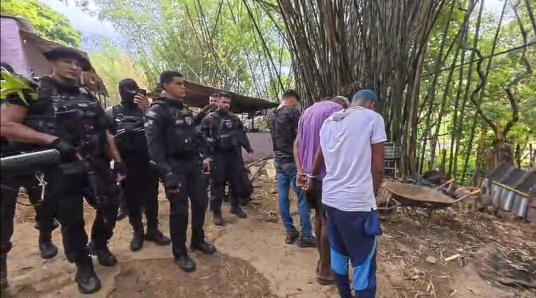 policia-civil-realiza-acao-na-baixada,-prende-tres-criminosos-e-localiza-novo-“resort”-de-faccao-ligada-ao-traficante-peixao