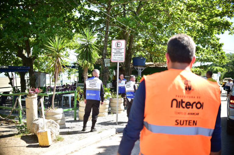 operacao-verao:-prefeitura-de-niteroi-realiza-acao-para-ordenar-estacionamento-na-praia-de-itaipu