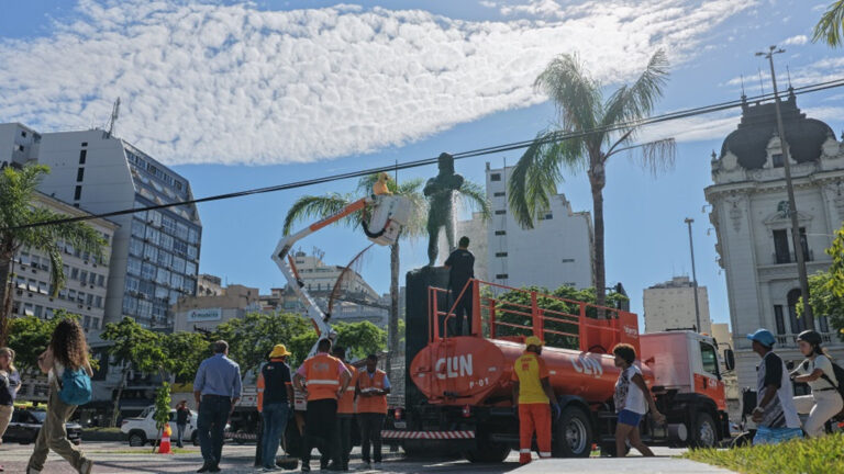 Prefeitura de Niterói promove limpeza da estátua de Arariboia nesta quinta-feira (15) prefeitura-de-niteroi-promove-limpeza-da-estatua-de-arariboia-nesta-quinta-feira-(15)