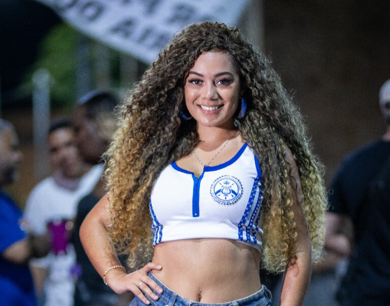 karinne-rodrigues-promete-fantasia-impactante-em-sua-estreia-como-rainha-da-escola-academicos-de-niteroi-no-grupo-especial