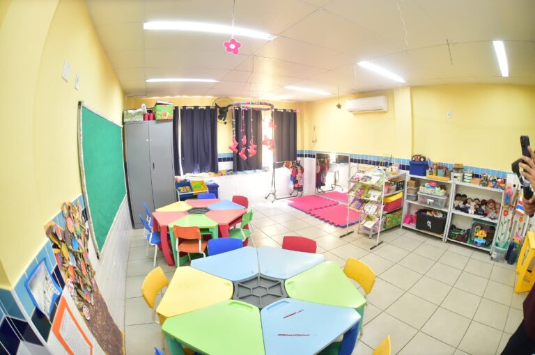 prefeito-rodrigo-neves-participa-da-distribuicao-de-uniformes-e-materiais-escolares-em-umei-em-piratininga