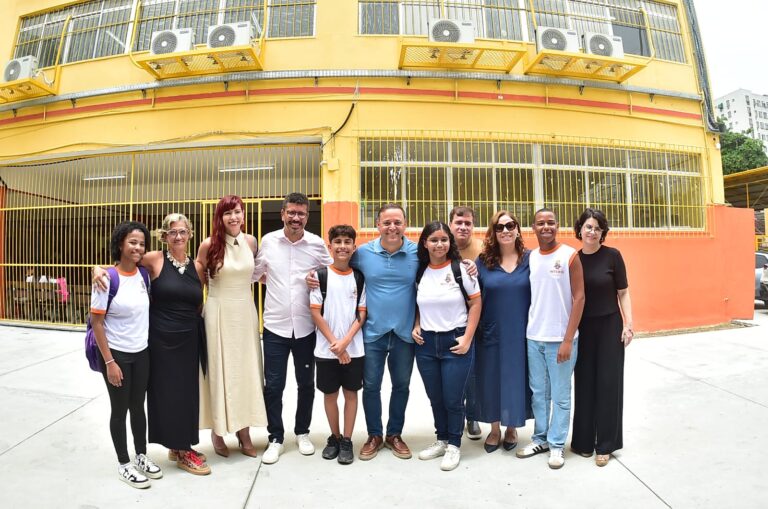 Prefeito Rodrigo Neves visita Escola Municipal Paulo Freire, no Fonseca, após conclusão de reforma prefeito-rodrigo-neves-visita-escola-municipal-paulo-freire,-no-fonseca,-apos-conclusao-de-reforma