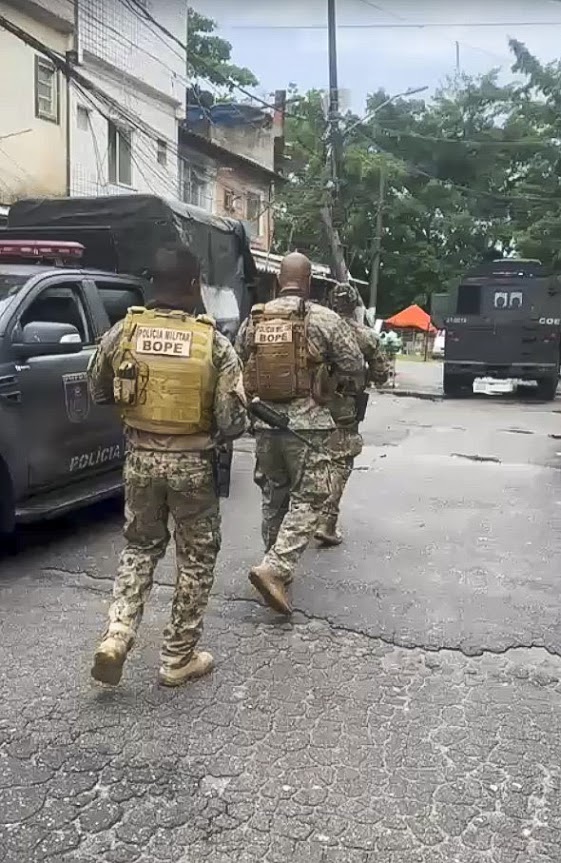 PM prende oito narcotraficantes e apreende dois fuzis em Vargem Grande pm-prende-oito-narcotraficantes-e-apreende-dois-fuzis-em-vargem-grande