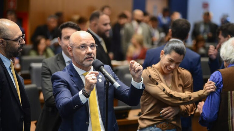 carros-de-pessoas-com-autismo-podem-ser-identificados-por-selo-emitido-pelo-governo-do-estado