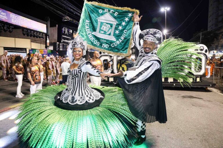 de-olho-na-sapucai,-cubango-faz-desfile-impactante-e-briga-pelo-titulo-da-serie-prata