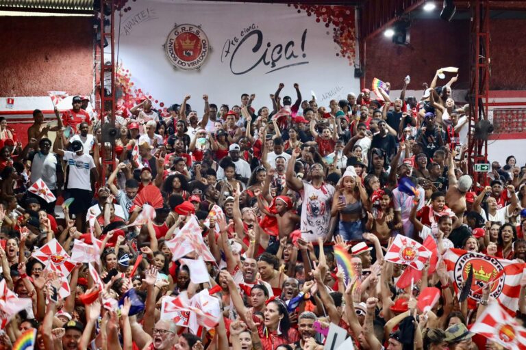 prefeito-rodrigo-neves-vibra-com-titulo-da-viradouro-e-diz-que-enredo-sobre-mestre-cica-e-homenagem-a-cultura-popular-brasileira