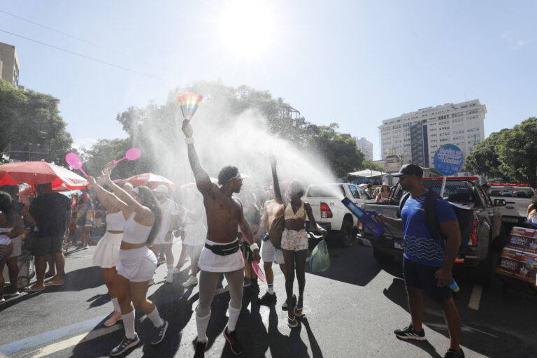 cedae-garante-hidratacao-no-ultimo-fim-de-semana-de-carnaval-em-megablocos-e-desfiles-da-serie-bronze